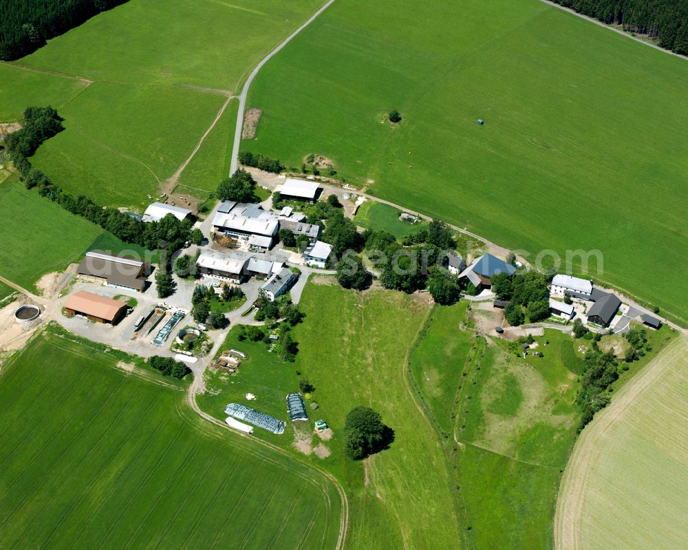 Aerial photograph Schönwald - Homestead and farm outbuildings on the edge of agricultural fields in Schönwald in the state Bavaria, Germany