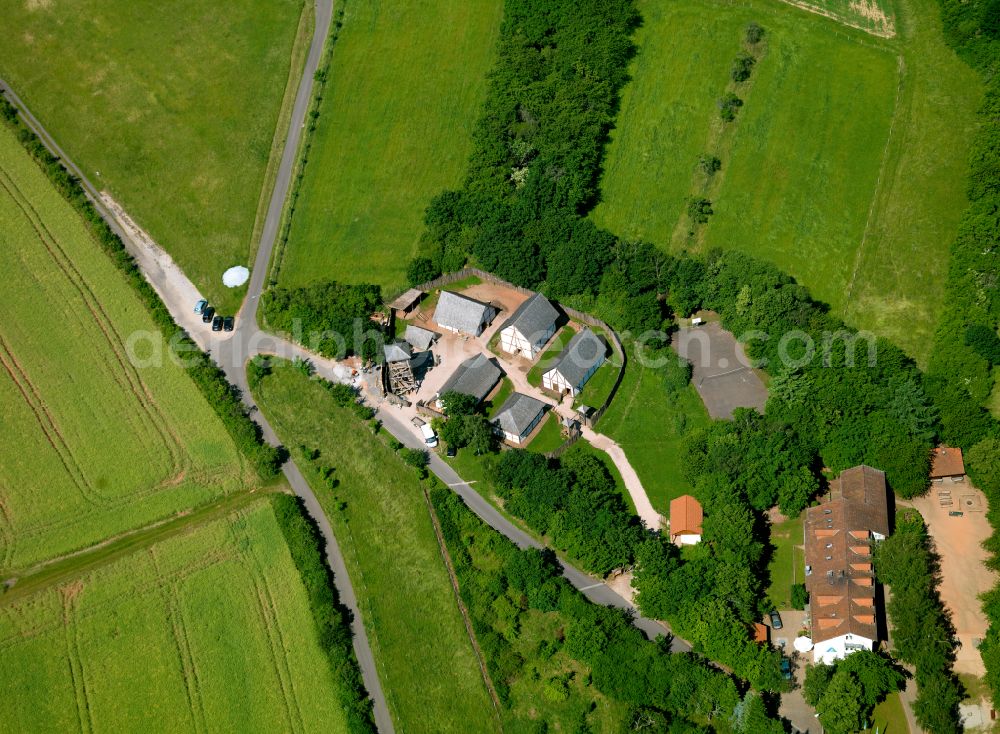 Aerial photograph Steinbach am Donnersberg - Homestead and farm outbuildings on the edge of agricultural fields in Steinbach am Donnersberg in the state Rhineland-Palatinate, Germany