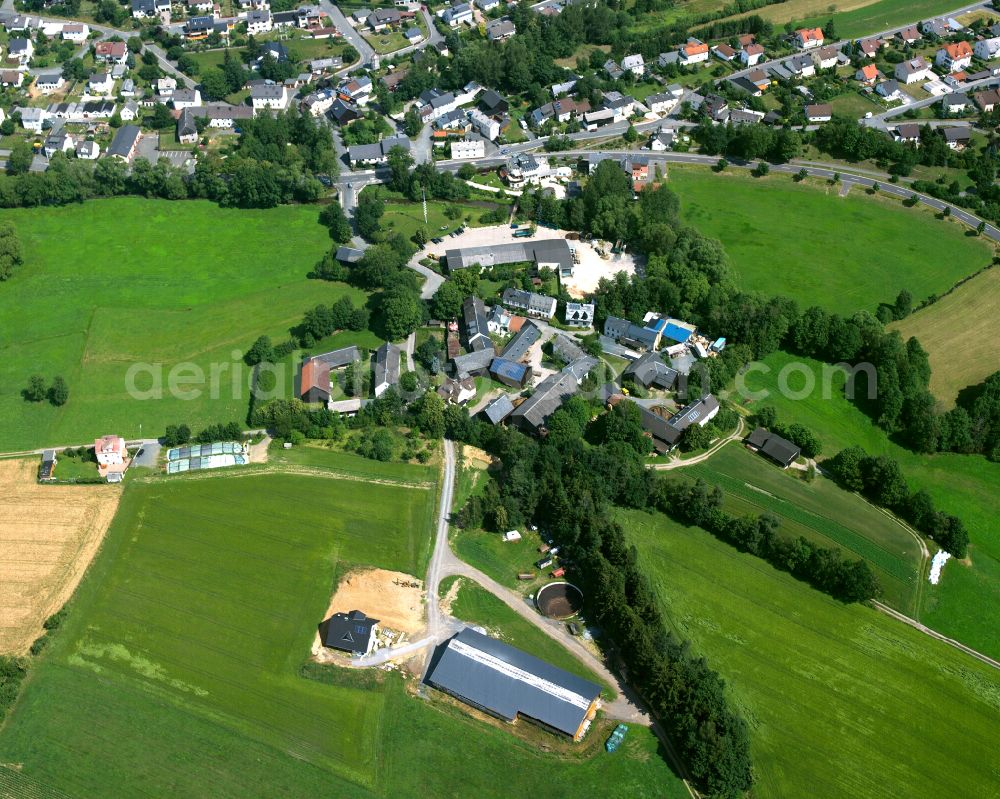 Aerial image Tauperlitz - Homestead and farm outbuildings on the edge of agricultural fields in Tauperlitz in the state Bavaria, Germany