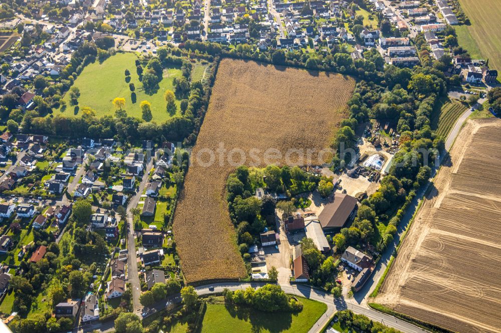 Unna from the bird's eye view: Homestead and farm outbuildings on the edge of agricultural fields in Unna at Ruhrgebiet in the state North Rhine-Westphalia, Germany