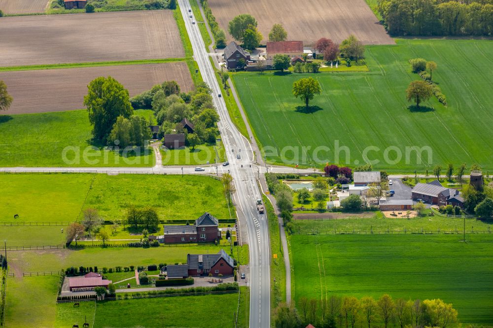 Aerial photograph Walstedde - Homestead and farm outbuildings on the edge of agricultural fields in Walstedde in the state North Rhine-Westphalia, Germany