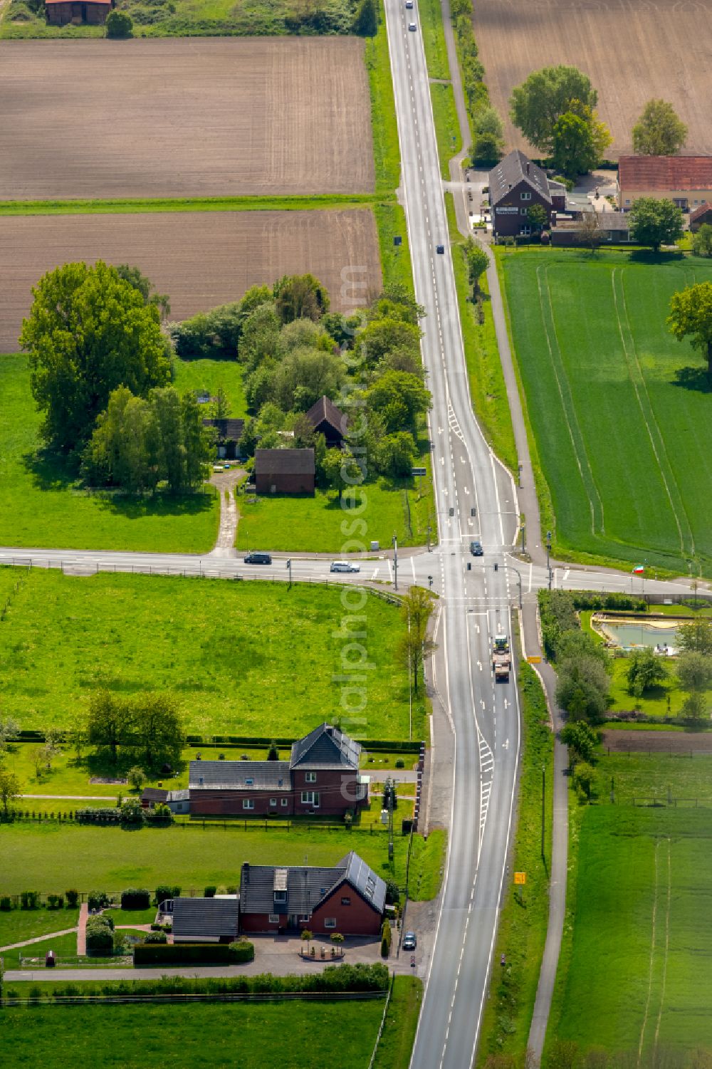 Walstedde from above - Homestead and farm outbuildings on the edge of agricultural fields in Walstedde in the state North Rhine-Westphalia, Germany