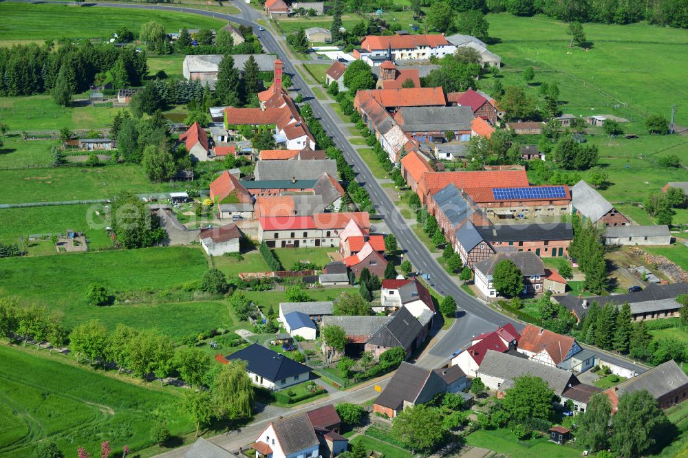 Wohlenberg from the bird's eye view: Homestead and farm outbuildings on the edge of agricultural fields on street L9 in Wohlenberg in the Altmark in the state Saxony-Anhalt, Germany