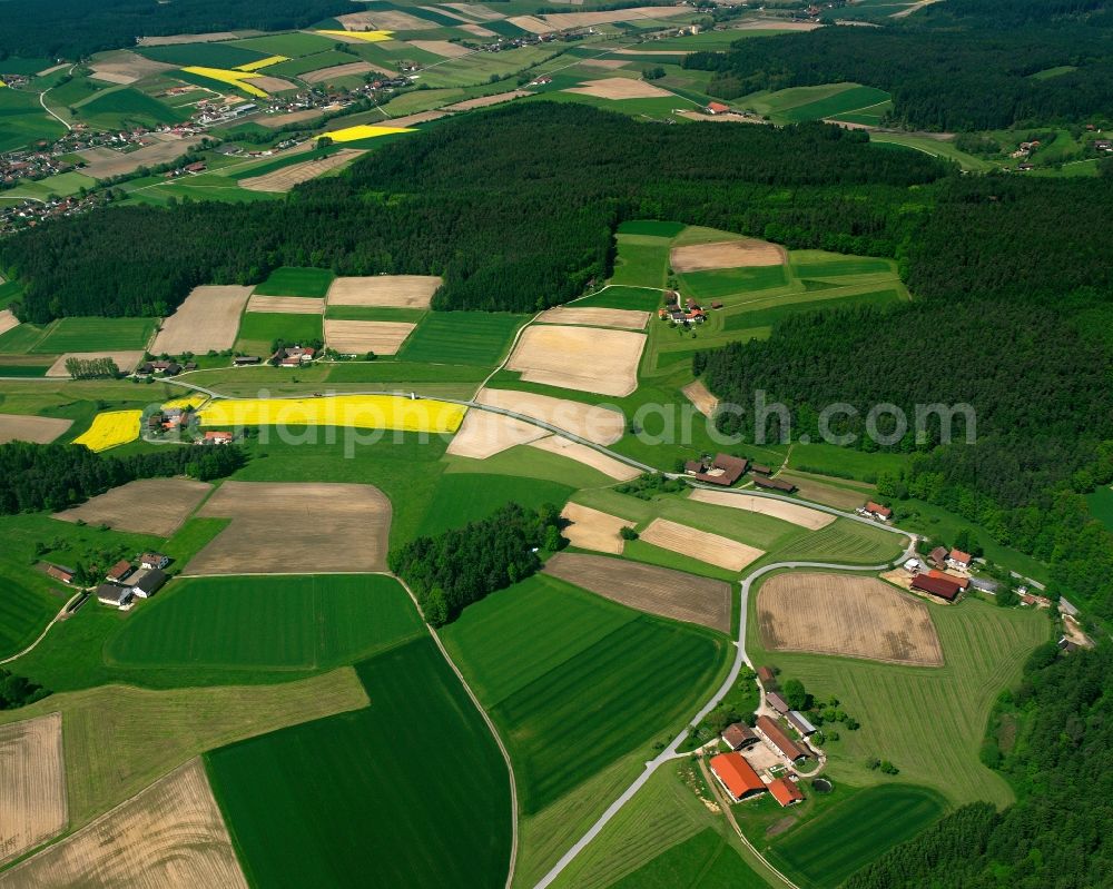 Aerial photograph Wolfstriegl - Homestead and farm outbuildings on the edge of agricultural fields in Wolfstriegl in the state Bavaria, Germany