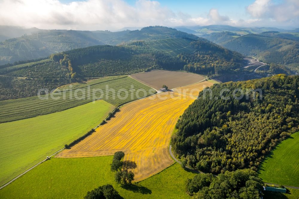 Aerial photograph Meschede - Homestead of a farm on Mescheder Weg in Meschede in the state North Rhine-Westphalia, Germany