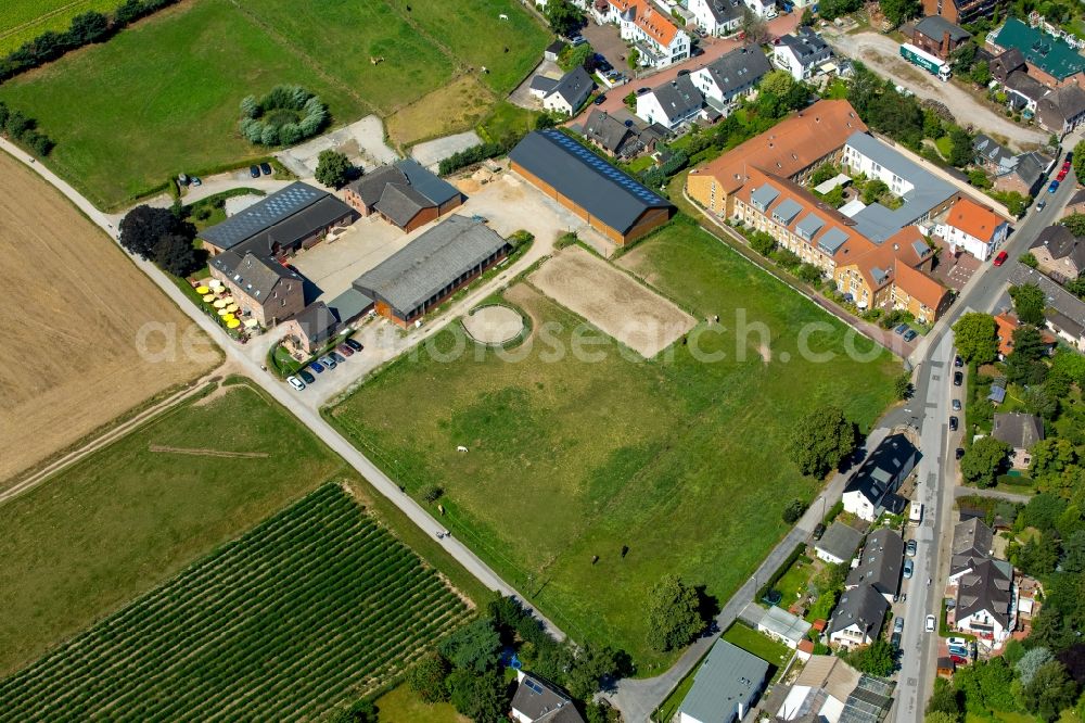 Aerial image Duisburg - Farm Bauerncafe Ellerhof GmbH on the edge of cultivated fields in Duisburg in the state North Rhine-Westphalia