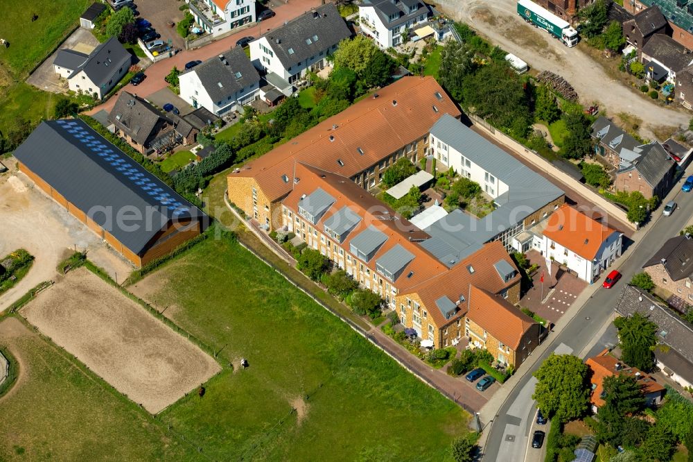 Aerial photograph Duisburg - Farm Bauerncafe Ellerhof GmbH on the edge of cultivated fields in Duisburg in the state North Rhine-Westphalia