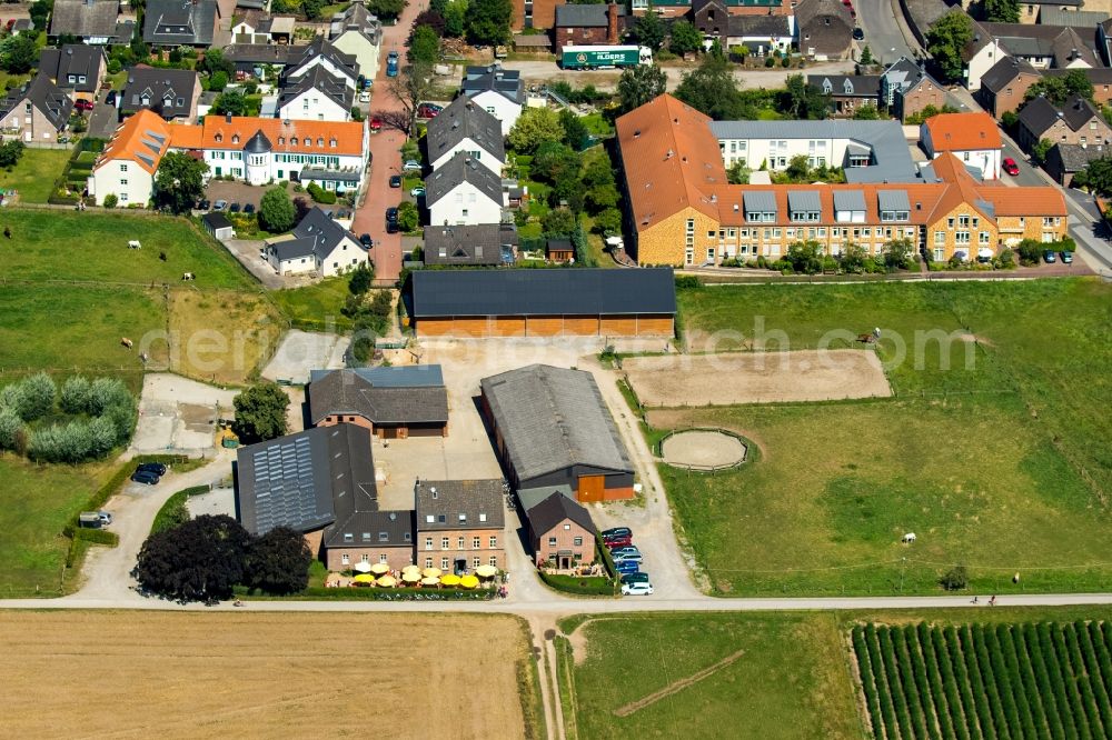 Duisburg from the bird's eye view: Farm Bauerncafe Ellerhof GmbH on the edge of cultivated fields in Duisburg in the state North Rhine-Westphalia