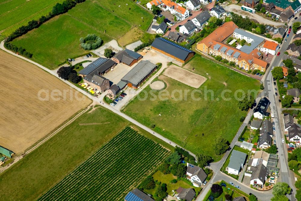 Duisburg from above - Farm Bauerncafe Ellerhof GmbH on the edge of cultivated fields in Duisburg in the state North Rhine-Westphalia