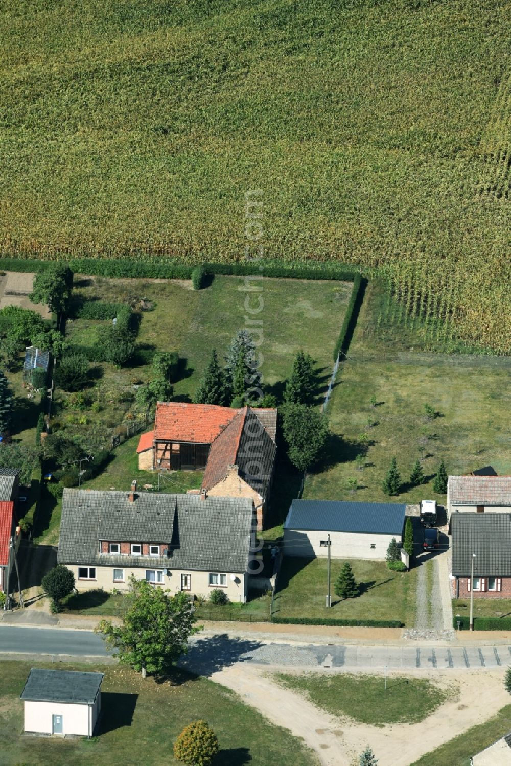 Parmen Nordwestuckermark from the bird's eye view: Farm on the edge of cultivated fields in Parmen - Nordwestuckermark in the state Brandenburg