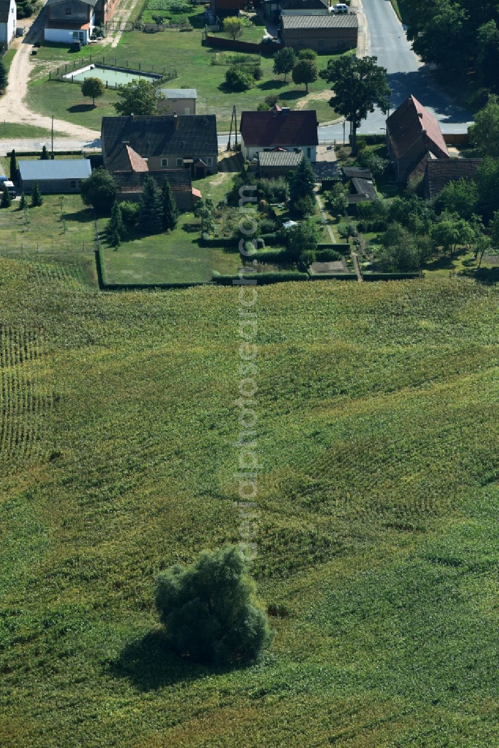 Parmen Nordwestuckermark from the bird's eye view: Farm on the edge of cultivated fields in Parmen - Nordwestuckermark in the state Brandenburg