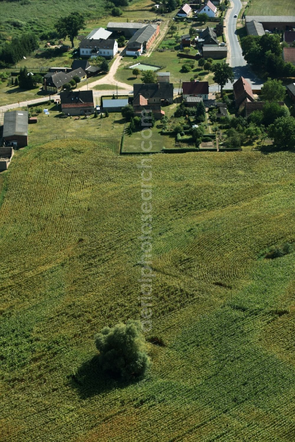 Parmen Nordwestuckermark from the bird's eye view: Farm on the edge of cultivated fields in Parmen - Nordwestuckermark in the state Brandenburg