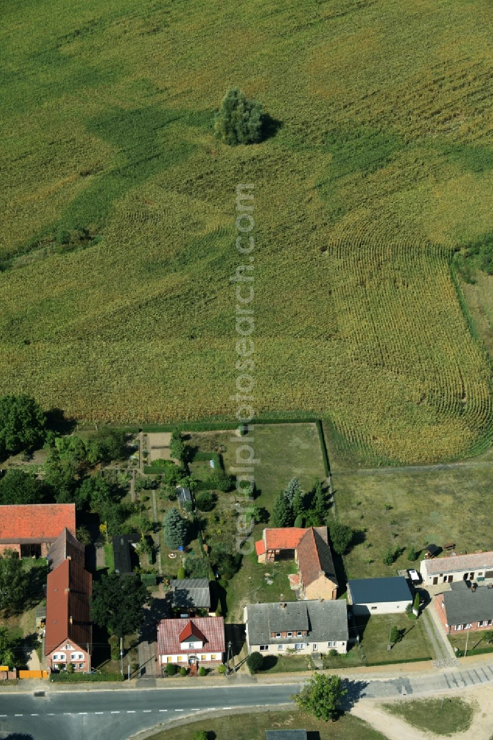 Parmen Nordwestuckermark from the bird's eye view: Farm on the edge of cultivated fields in Parmen - Nordwestuckermark in the state Brandenburg