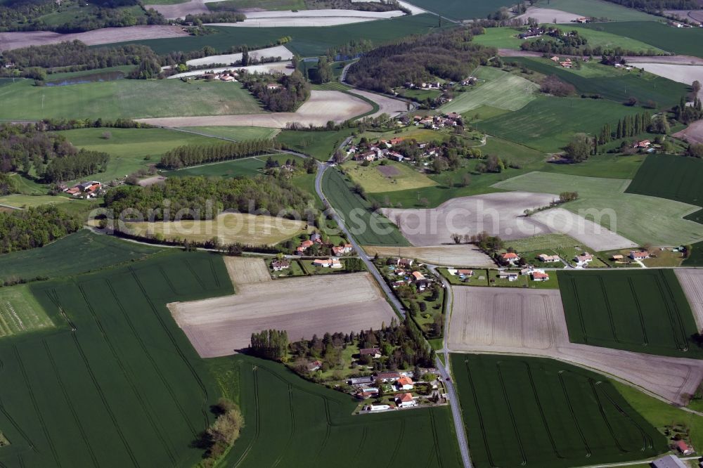 Poitou-Charentes from the bird's eye view: Farm on the edge of cultivated fields in Poitou-Charentes in Aquitaine Limousin Poitou-Charentes, France