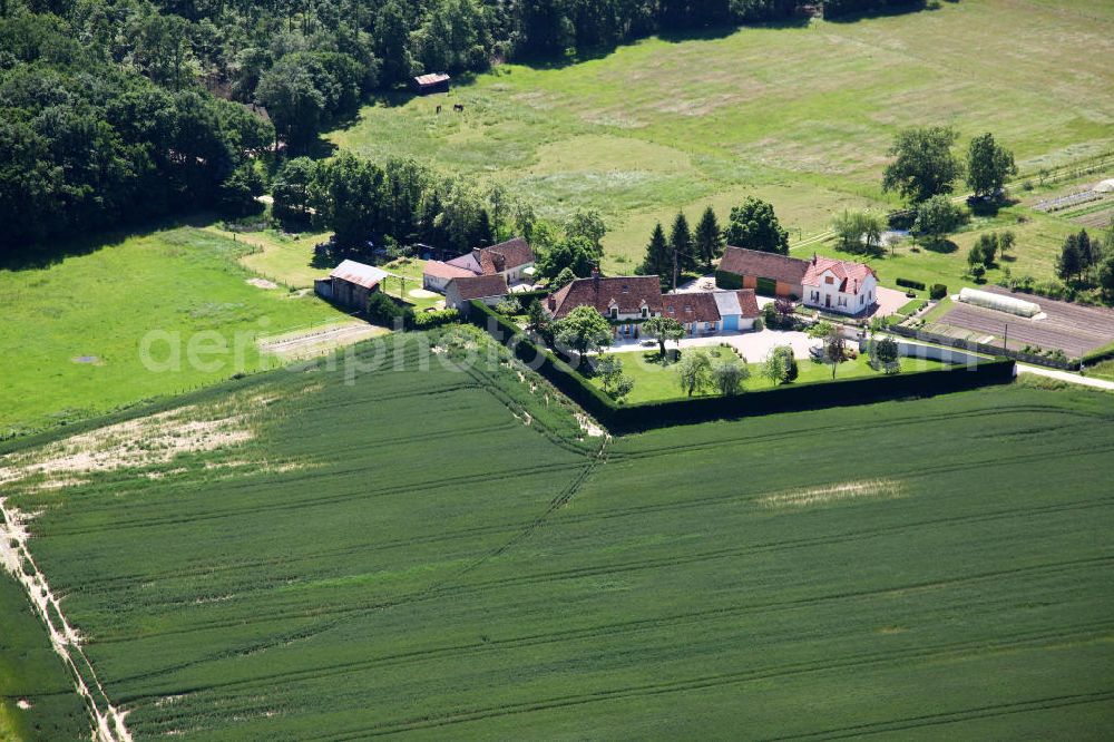 Aerial image Cheverny - Ein Gehöft bei der Gemeinde Cheverny im Loiretal im Departement Loir-et-Cher. A farmhouse near by the community Cheverny in the Departement Loir-et-Cher.