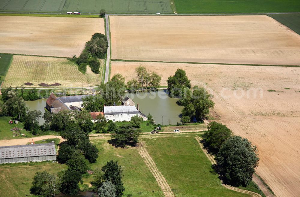 Aerial image Pontlevoy - Ein Gehöft an einem Teich südwestlich der Gemeinde Pontlevoy im Loiretal im Departement Loir-et-Cher. A farmhouse southwestern of the community Pontlevoy in the Departement Loir-et-Cher.