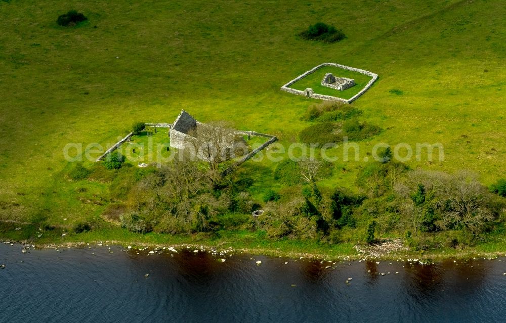 Aerial photograph Mountshannon - Ruins of a farm at the edge of cultivated fields in Mountshannon, Clare, Ireland