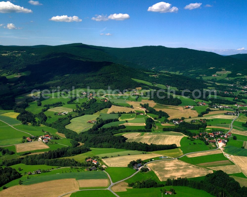 Aerial photograph Amosried - Homesteads and farms with outbuildings on the edge of agricultural fields in Lintach in the state Bavaria, Germany