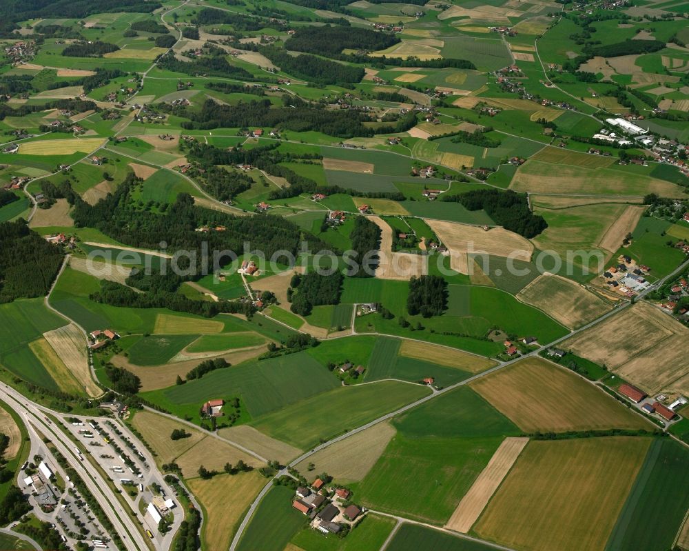 Lintach from the bird's eye view: Homesteads and farms with outbuildings on the edge of agricultural fields in Lintach in the state Bavaria, Germany