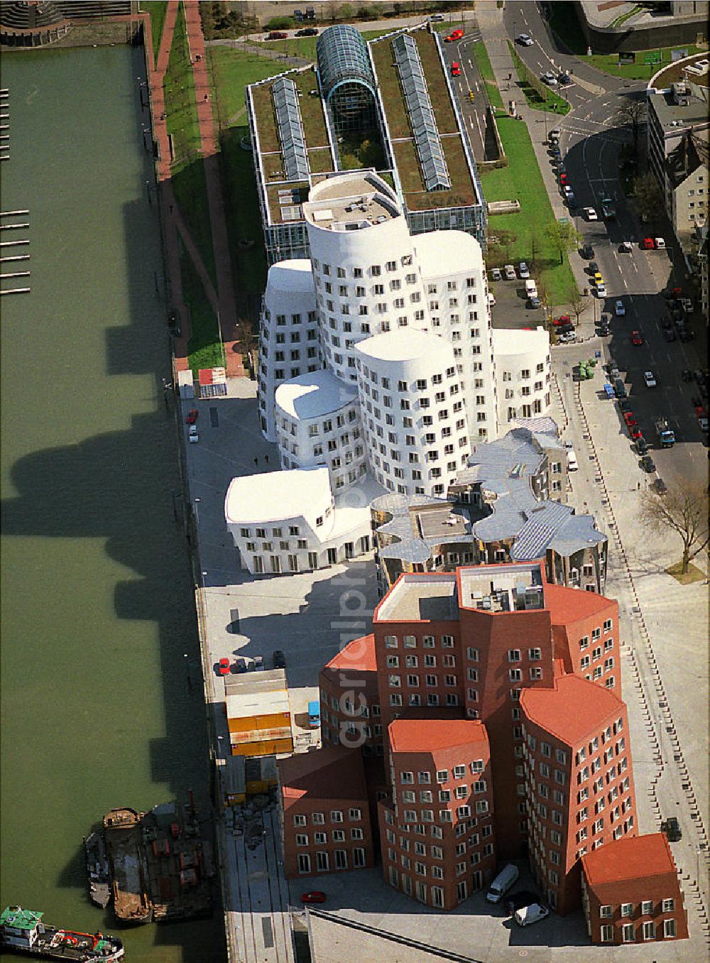 Aerial photograph Düsseldorf - Blick auf den Medienhafen die Gehry Bauten in Duesseldorf. Duesseldorf buildings of the architect Gehry. ACHTUNG! NUR ZUR REDAKTIONELLEN VERWENDUNG! ATTENTION! EDITORIAL USE ONLY!