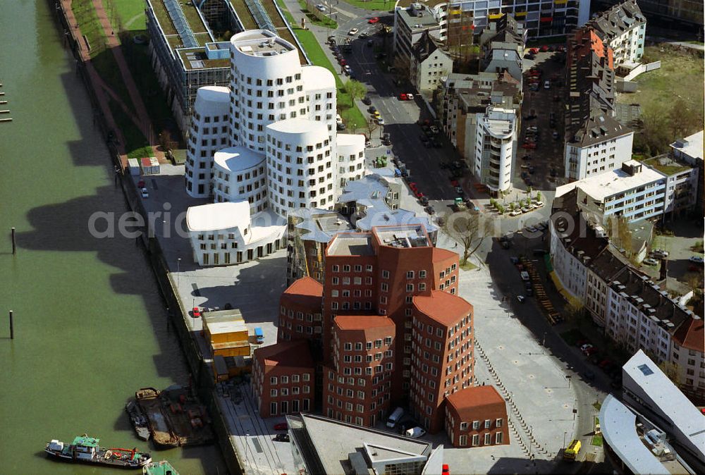 Düsseldorf from above - Blick auf den Medienhafen die Gehry Bauten in Duesseldorf. Duesseldorf buildings of the architect Gehry. ACHTUNG! NUR ZUR REDAKTIONELLEN VERWENDUNG! ATTENTION! EDITORIAL USE ONLY!