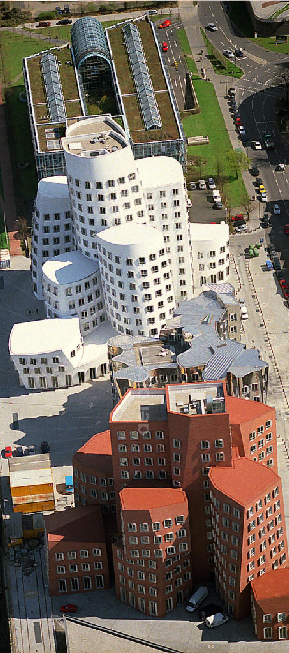 Düsseldorf from the bird's eye view: Blick auf den Medienhafen die Gehry Bauten in Duesseldorf. Duesseldorf buildings of the architect Gehry. ACHTUNG! NUR ZUR REDAKTIONELLEN VERWENDUNG! ATTENTION! EDITORIAL USE ONLY!