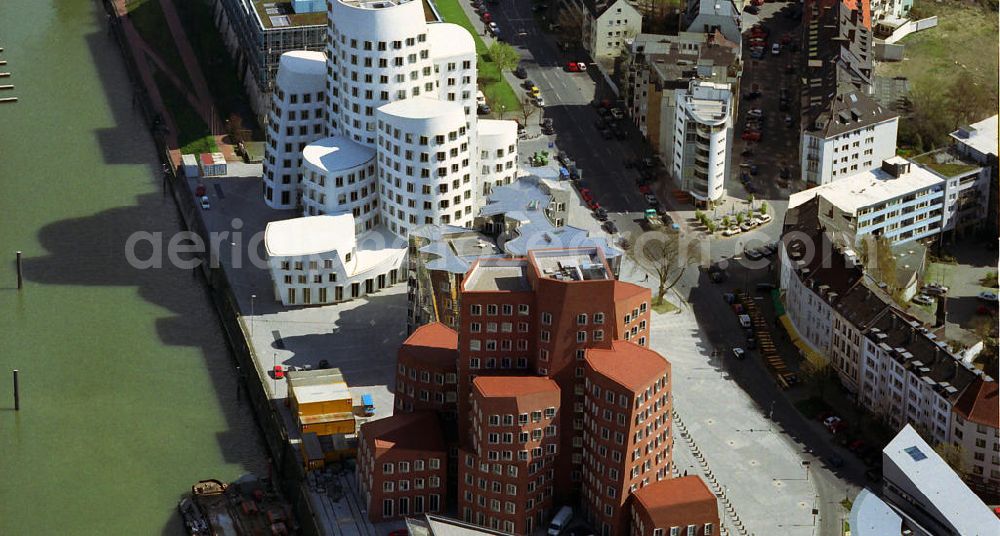 Aerial image Düsseldorf - Blick auf den Medienhafen die Gehry Bauten in Duesseldorf. Duesseldorf buildings of the architect Gehry. ACHTUNG! NUR ZUR REDAKTIONELLEN VERWENDUNG! ATTENTION! EDITORIAL USE ONLY!