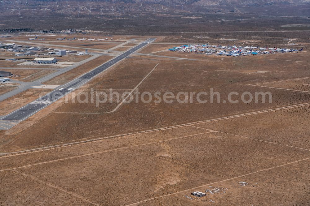 Aerial photograph Mojave - Runway with hangar taxiways and terminals on the grounds of the airport Mojave Air & Space Port on street Sabovich Street in Mojave in California, United States of America