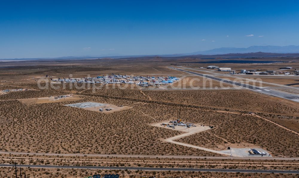 Aerial photograph Mojave - Runway with hangar taxiways and terminals on the grounds of the airport Mojave Air & Space Port on street Sabovich Street in Mojave in California, United States of America