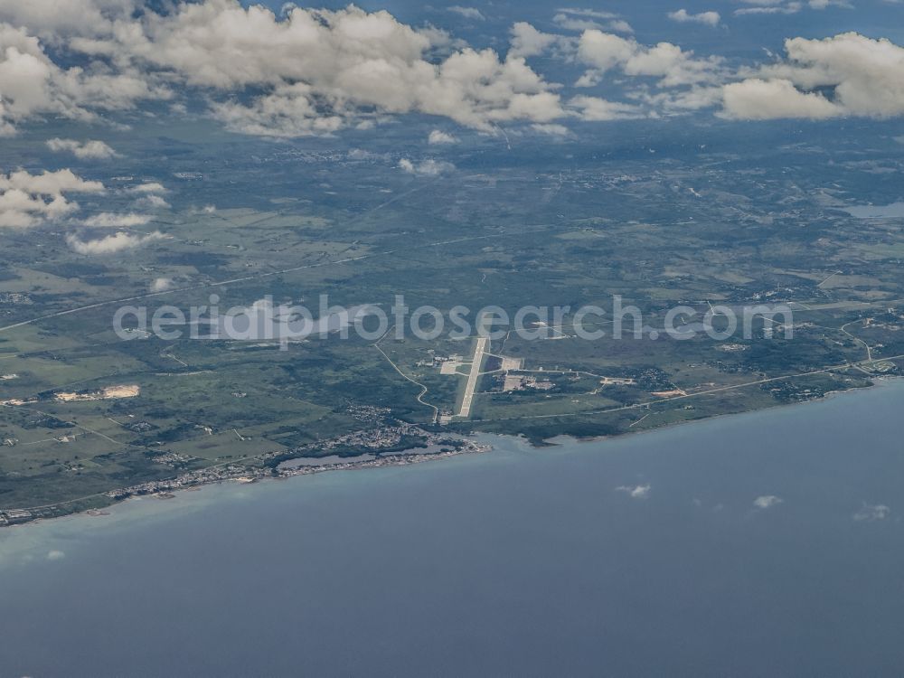 Playa Baracoa from the bird's eye view: Runway with hangar taxiways and terminals on the grounds of the airport Playa Baracoa Airport on street Via sin nombre in Playa Baracoa in Artemisa, Cuba