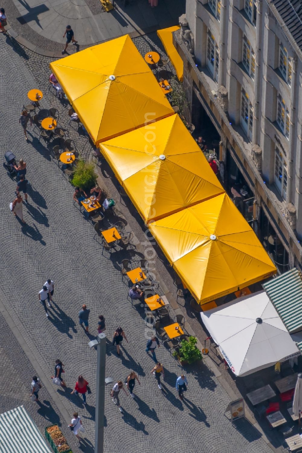 Leipzig from the bird's eye view: Yellow parasol of the restaurant Spizz - Der Leipziger Jazz & Musicclub on the market in the district Zentrum in Leipzig in the state Saxony, Germany