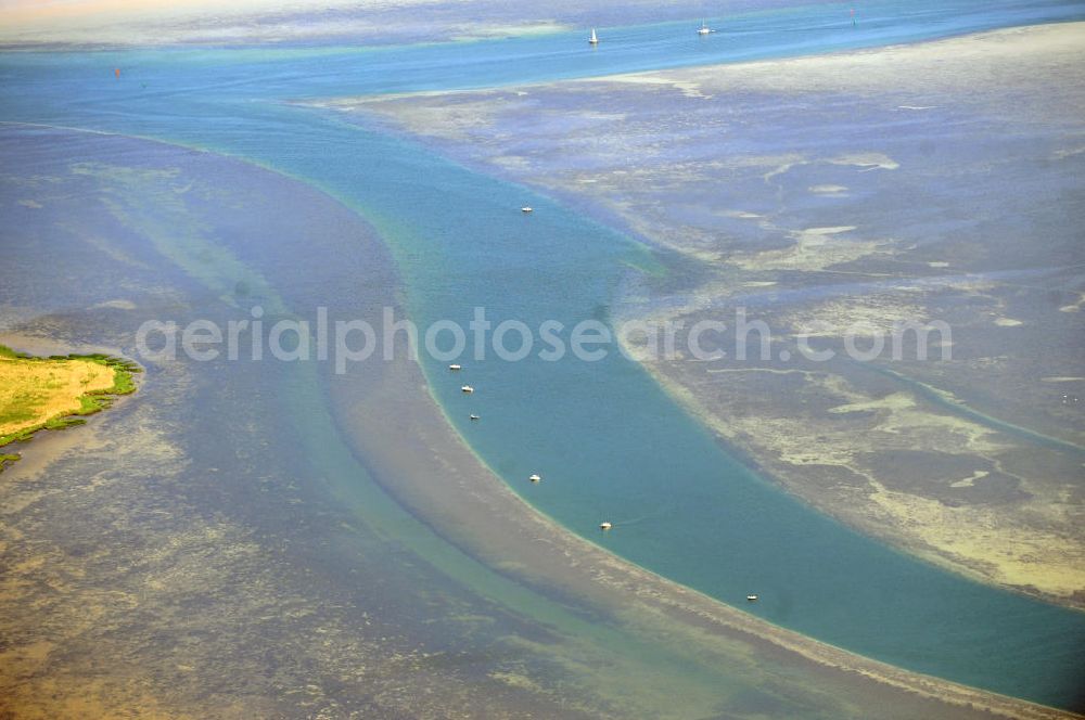 Aerial image Neuendorf - Der Gellenstrom ist ein Fahrwasser in der Ostsee im Nationalpark Vorpommersche Boddenlandschaft westlich der namensgebenden Halbinsel Gellen der Insel Hiddensee und stellt die nordwestliche Zufahrt zu den Häfen von Stralsund und zum Strelasund dar. Darüber hinaus ist er die hauptsächliche Verbindung der Darß-Zingster Boddengewässer mit der Ostsee in Mecklenbur-Vorpommern. The Fairway gellenstrom in the Baltic sea in Mecklenburg-Western Pomerania