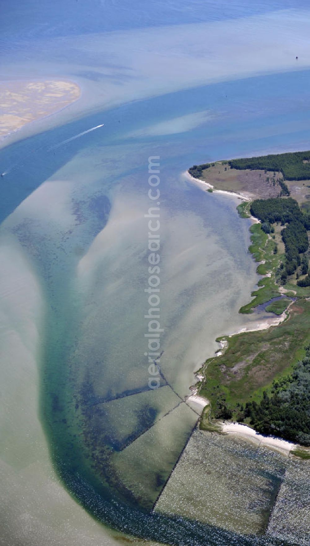 Aerial photograph Neuendorf - Der Gellenstrom ist ein Fahrwasser in der Ostsee im Nationalpark Vorpommersche Boddenlandschaft westlich der namensgebenden Halbinsel Gellen der Insel Hiddensee und stellt die nordwestliche Zufahrt zu den Häfen von Stralsund und zum Strelasund dar. Darüber hinaus ist er die hauptsächliche Verbindung der Darß-Zingster Boddengewässer mit der Ostsee in Mecklenbur-Vorpommern. The Fairway gellenstrom in the Baltic sea in Mecklenburg-Western Pomerania