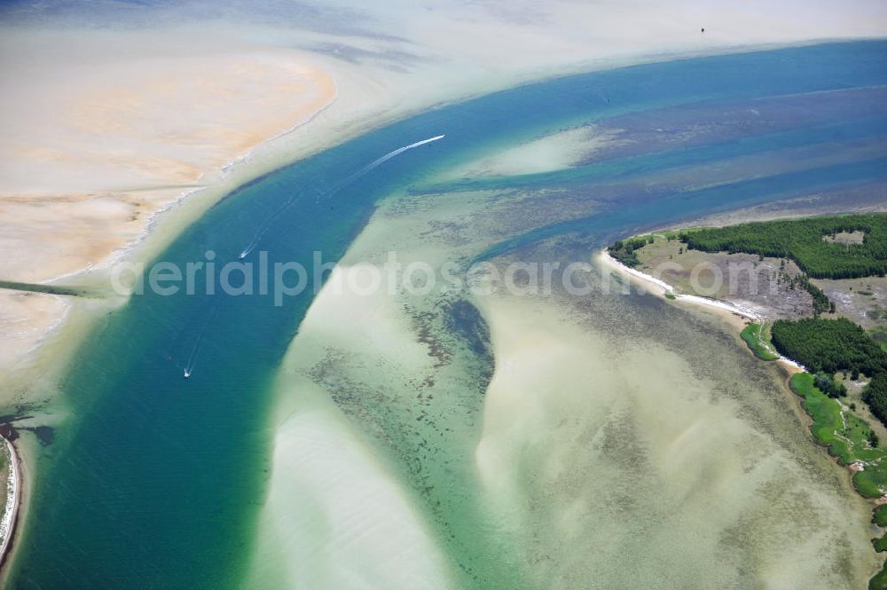 Neuendorf from above - Der Gellenstrom ist ein Fahrwasser in der Ostsee im Nationalpark Vorpommersche Boddenlandschaft westlich der namensgebenden Halbinsel Gellen der Insel Hiddensee und stellt die nordwestliche Zufahrt zu den Häfen von Stralsund und zum Strelasund dar. Darüber hinaus ist er die hauptsächliche Verbindung der Darß-Zingster Boddengewässer mit der Ostsee in Mecklenbur-Vorpommern. The Fairway gellenstrom in the Baltic sea in Mecklenburg-Western Pomerania