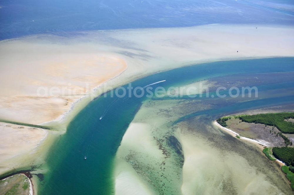 Neuendorf from the bird's eye view: Der Gellenstrom ist ein Fahrwasser in der Ostsee im Nationalpark Vorpommersche Boddenlandschaft westlich der namensgebenden Halbinsel Gellen der Insel Hiddensee und stellt die nordwestliche Zufahrt zu den Häfen von Stralsund und zum Strelasund dar. Darüber hinaus ist er die hauptsächliche Verbindung der Darß-Zingster Boddengewässer mit der Ostsee in Mecklenbur-Vorpommern. The Fairway gellenstrom in the Baltic sea in Mecklenburg-Western Pomerania