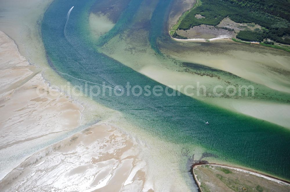 Aerial image Neuendorf - Der Gellenstrom ist ein Fahrwasser in der Ostsee im Nationalpark Vorpommersche Boddenlandschaft westlich der namensgebenden Halbinsel Gellen der Insel Hiddensee und stellt die nordwestliche Zufahrt zu den Häfen von Stralsund und zum Strelasund dar. Darüber hinaus ist er die hauptsächliche Verbindung der Darß-Zingster Boddengewässer mit der Ostsee in Mecklenbur-Vorpommern. The Fairway gellenstrom in the Baltic sea in Mecklenburg-Western Pomerania