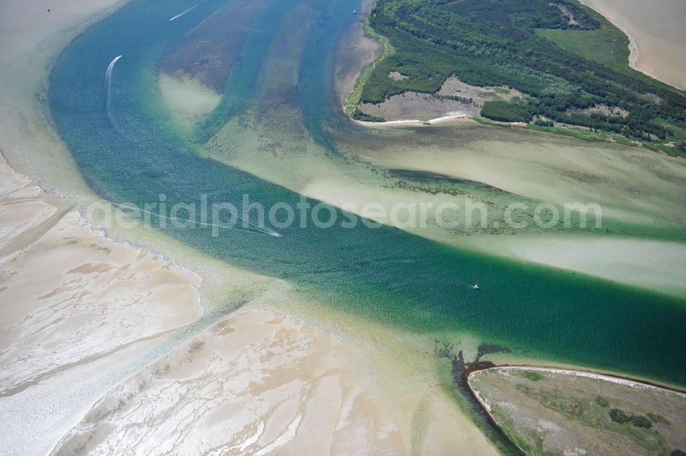 Aerial photograph Neuendorf - Der Gellenstrom ist ein Fahrwasser in der Ostsee im Nationalpark Vorpommersche Boddenlandschaft westlich der namensgebenden Halbinsel Gellen der Insel Hiddensee und stellt die nordwestliche Zufahrt zu den Häfen von Stralsund und zum Strelasund dar. Darüber hinaus ist er die hauptsächliche Verbindung der Darß-Zingster Boddengewässer mit der Ostsee in Mecklenbur-Vorpommern. The Fairway gellenstrom in the Baltic sea in Mecklenburg-Western Pomerania