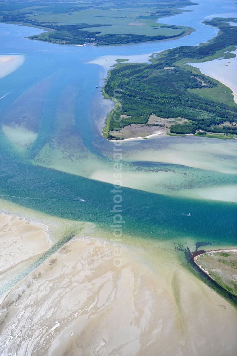 Neuendorf from above - Der Gellenstrom ist ein Fahrwasser in der Ostsee im Nationalpark Vorpommersche Boddenlandschaft westlich der namensgebenden Halbinsel Gellen der Insel Hiddensee und stellt die nordwestliche Zufahrt zu den Häfen von Stralsund und zum Strelasund dar. Darüber hinaus ist er die hauptsächliche Verbindung der Darß-Zingster Boddengewässer mit der Ostsee in Mecklenbur-Vorpommern. The Fairway gellenstrom in the Baltic sea in Mecklenburg-Western Pomerania