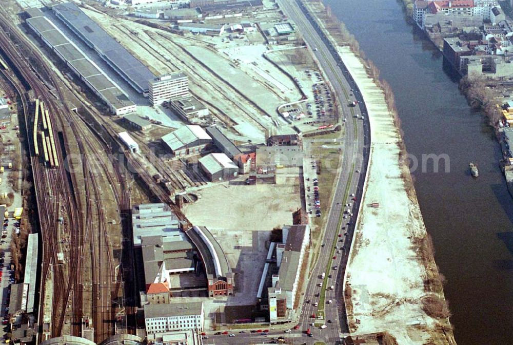 Berlin-Friedrichshain from above - Gelände des alten Postbahnhofs am Ostbahnhof, gegenüber East-Side-Gallery