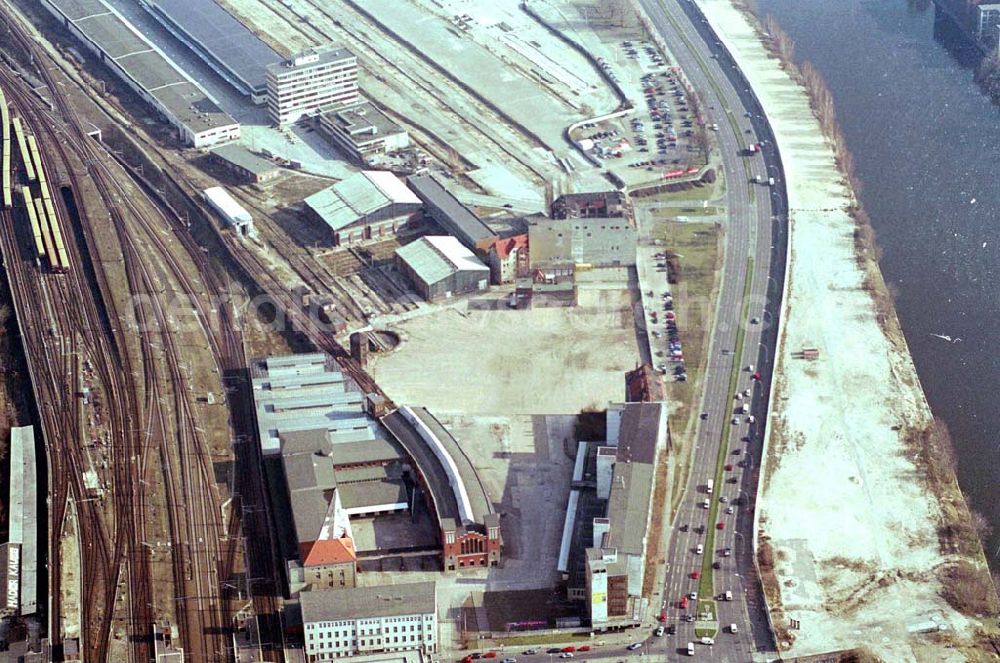 Berlin-Friedrichshain from above - Gelände des alten Postbahnhofs am Ostbahnhof, gegenüber East-Side-Gallery