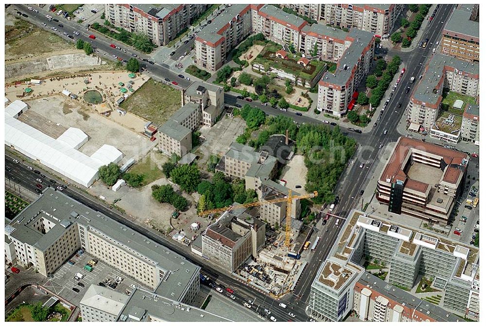 Berlin from the bird's eye view: Wohngebiet auf dem Gelände der alten Reichkanzelei an der Wilhelmstraße in Berlin - Mitte - früher Grenzstreifen zu Westberlin.