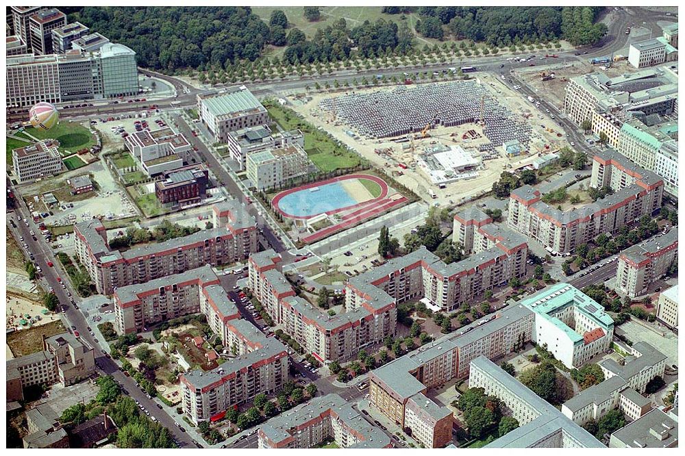 Aerial photograph Berlin - Wohngebiet auf dem Gelände der alten Reichkanzelei an der Wilhelmstraße in Berlin - Mitte - früher Grenzstreifen zu Westberlin.