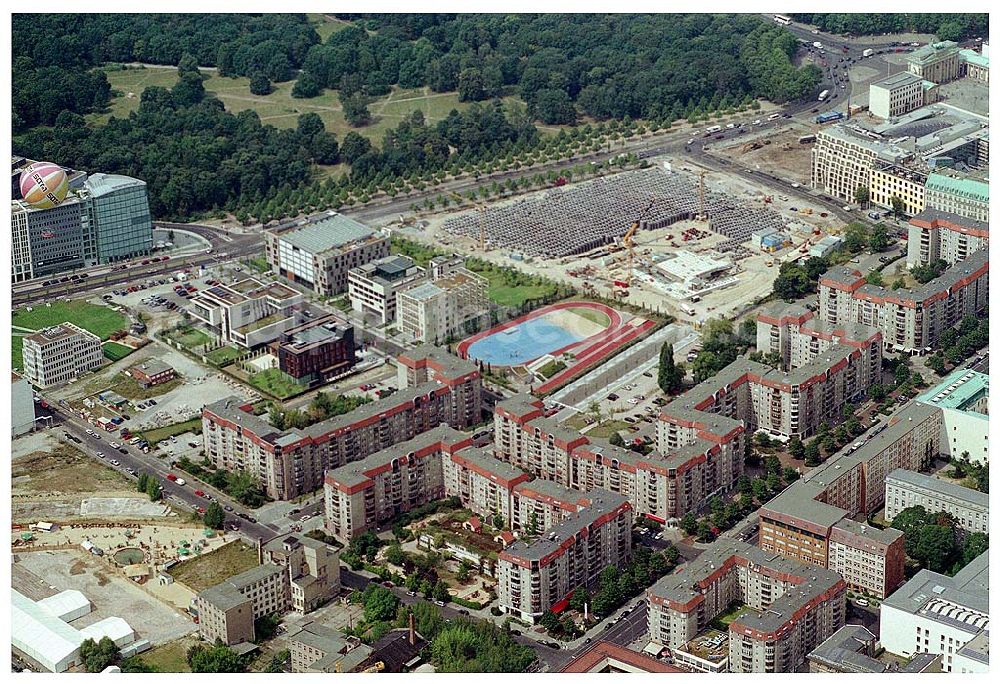 Berlin from the bird's eye view: Wohngebiet auf dem Gelände der alten Reichkanzelei an der Wilhelmstraße in Berlin - Mitte - früher Grenzstreifen zu Westberlin.