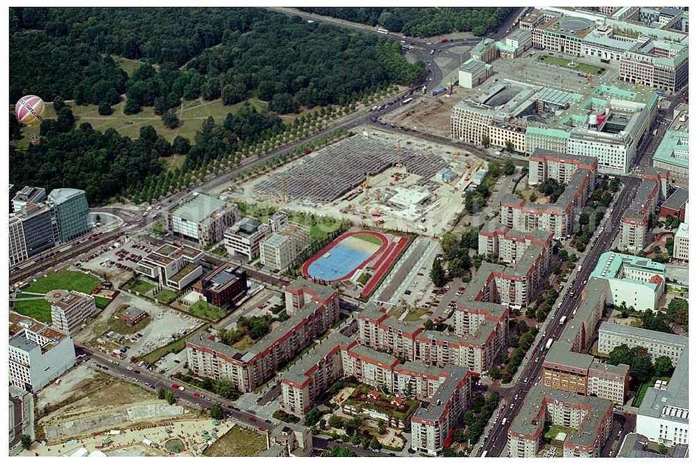 Aerial image Berlin - Wohngebiet auf dem Gelände der alten Reichkanzelei an der Wilhelmstraße in Berlin - Mitte - früher Grenzstreifen zu Westberlin.