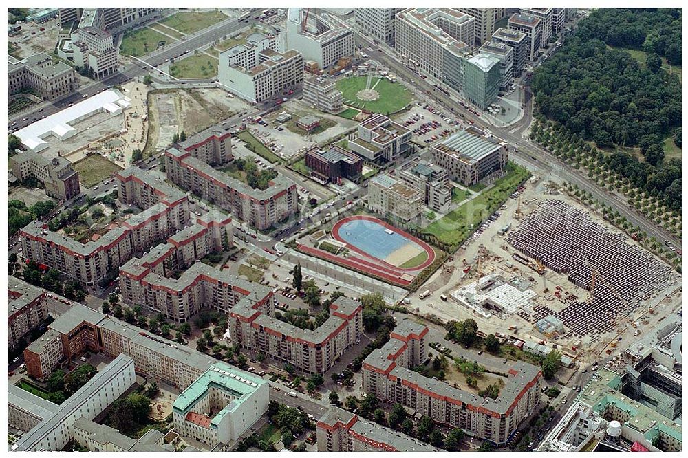 Aerial photograph Berlin - Wohngebiet auf dem Gelände der alten Reichkanzelei an der Wilhelmstraße in Berlin - Mitte - früher Grenzstreifen zu Westberlin.