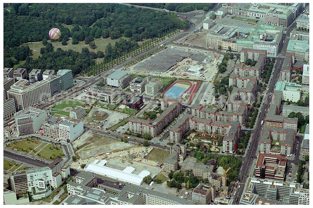 Aerial image Berlin - Wohngebiet auf dem Gelände der alten Reichkanzelei an der Wilhelmstraße in Berlin - Mitte - früher Grenzstreifen zu Westberlin.