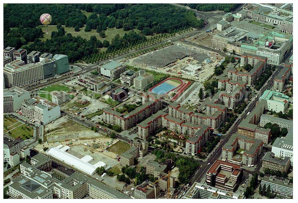 Berlin from above - Wohngebiet auf dem Gelände der alten Reichkanzelei an der Wilhelmstraße in Berlin - Mitte - früher Grenzstreifen zu Westberlin.