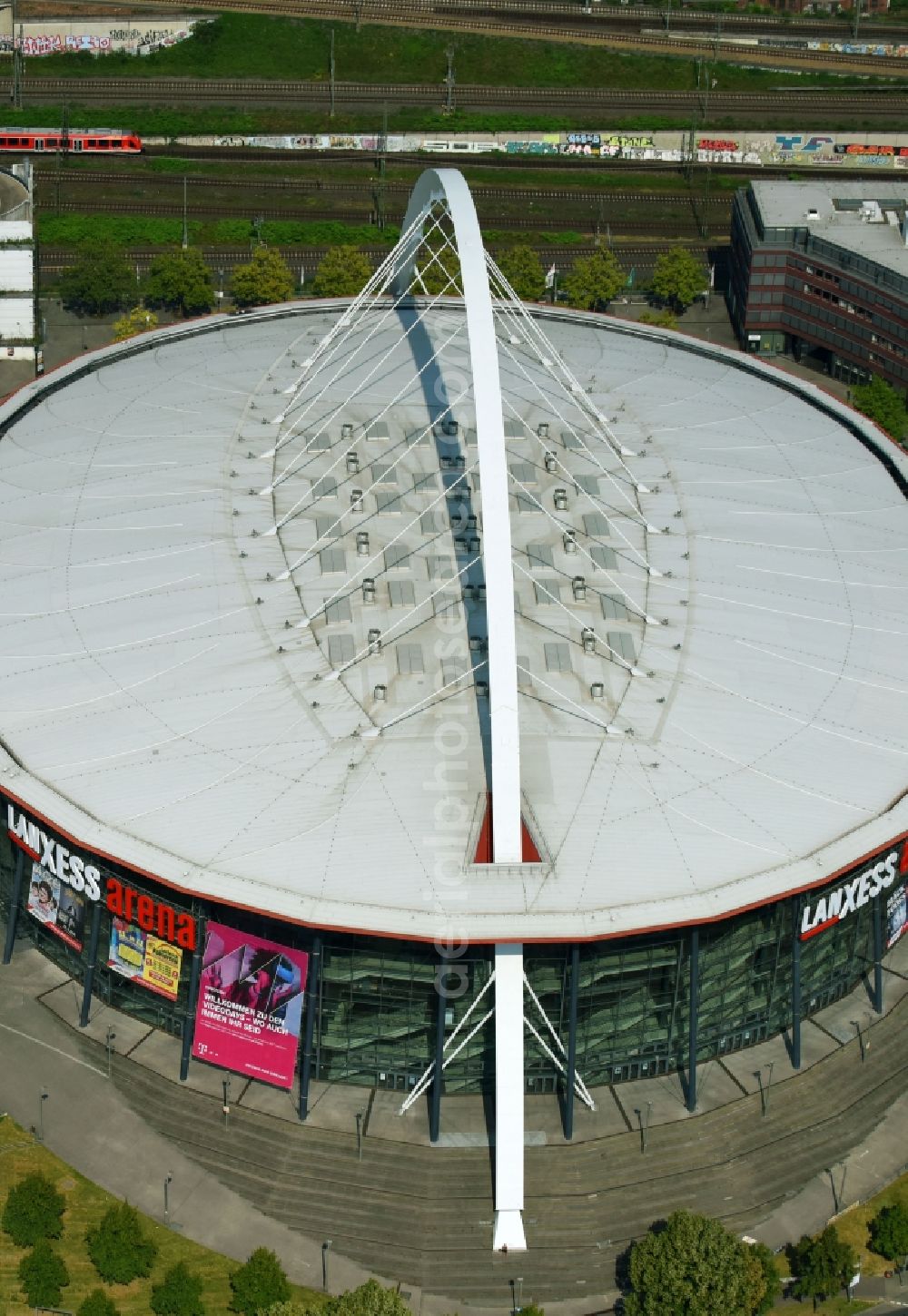 Köln from the bird's eye view: Event and music-concert grounds of the Arena Lanxess Arena on Willy-Brandt-Platz in Cologne in the state North Rhine-Westphalia, Germany