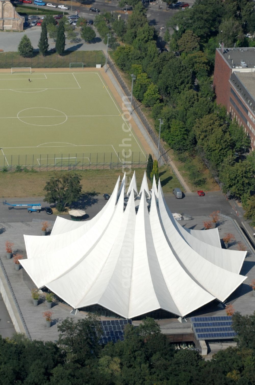 Aerial photograph Berlin - Event and music-concert grounds of the Arena Tempodrom on Moeckernstrasse in the district Kreuzberg in Berlin, Germany