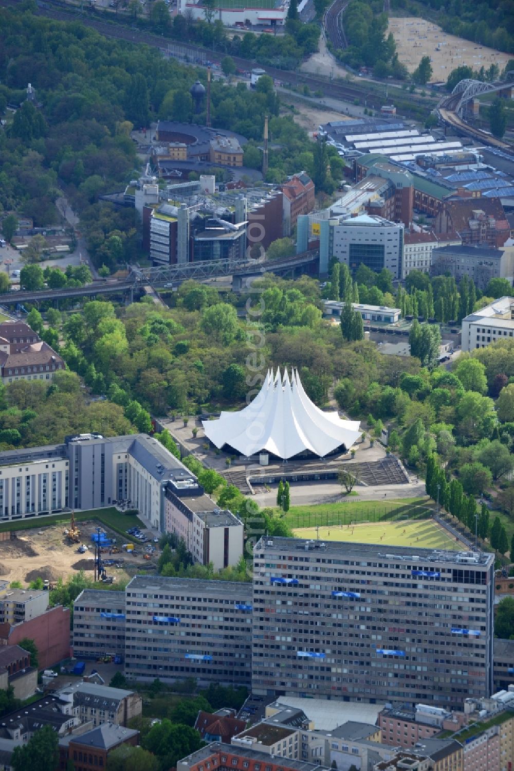 Aerial photograph Berlin - Event and music-concert grounds of the Arena Tempodrom on Moeckernstrasse in the district Kreuzberg in Berlin, Germany